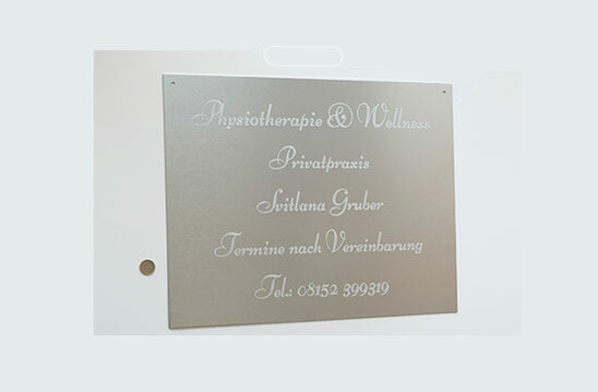 Schild Alu in edelstahloptik gebürstet Schild Alu in edelstahloptik gebürstet