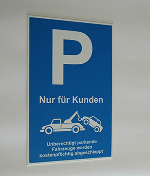Parkplatzschild Alu weiss mit UV-Digitaldruck Parkplatzschild Alu weiss mit UV-Digitaldruck