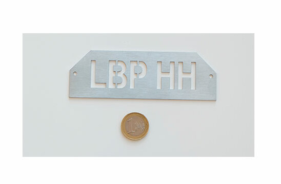 Schild aus Edelstahl, Sonderform und Text ausgelasert Schild aus Edelstahl, Sonderform und Text ausgelasert