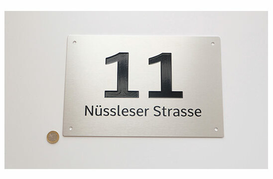 Hausnummernschild in Alu edelstahloptik gebürstet Hausnummernschild in Alu edelstahloptik gebürstet