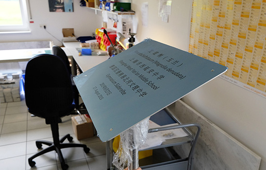 Schild mit Ständer als Pultschild Schild mit Ständer als Pultschild