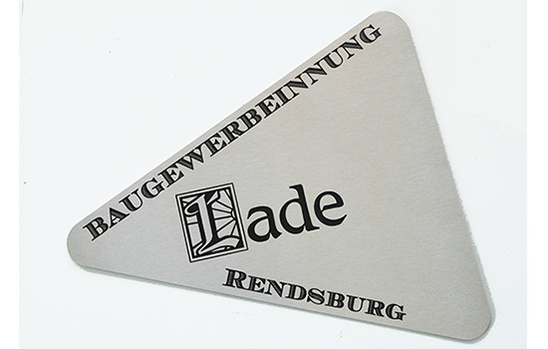 Schild in Kellenform gefräst mit Gravur auf Alu silber matt Schild in Kellenform gefräst mit Gravur auf Alu silber matt