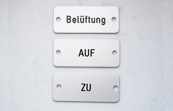 Industrieschilder graviert aus Aluminium Industrieschilder graviert aus Aluminium