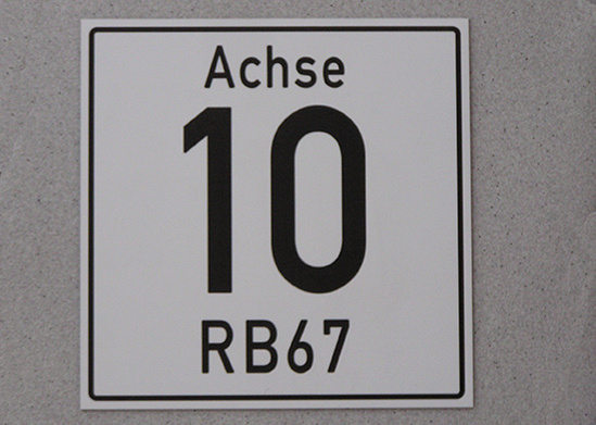 Industrieschild Kunststoff weiss-schwarz mit Gravur Industrieschild Kunststoff weiss-schwarz mit Gravur