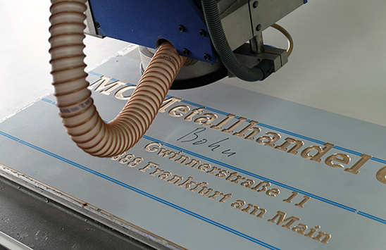 Gravur eines Messingschildes Gravur eines Messingschildes