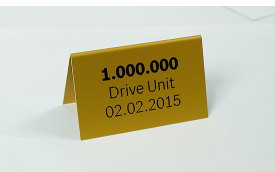 Tischwinkel Alu gold matt mit Gravur Tischwinkel Alu gold matt mit Gravur